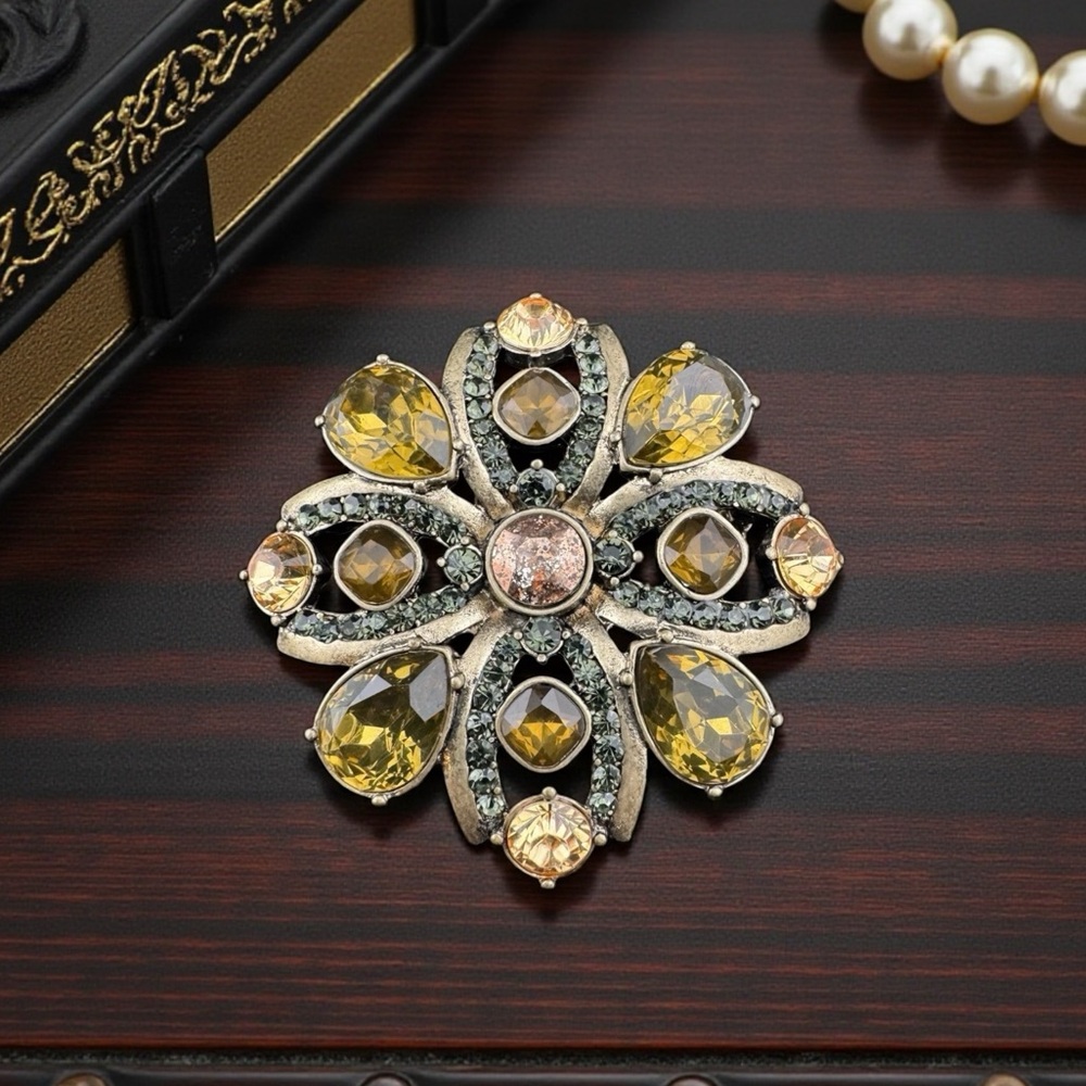 VINTAGE Openwork Rhinestone Crystal Flower Brooch.